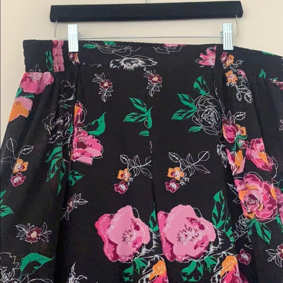 Torrid Black floral chiffon tulip leg pant - Picture 3 of 6